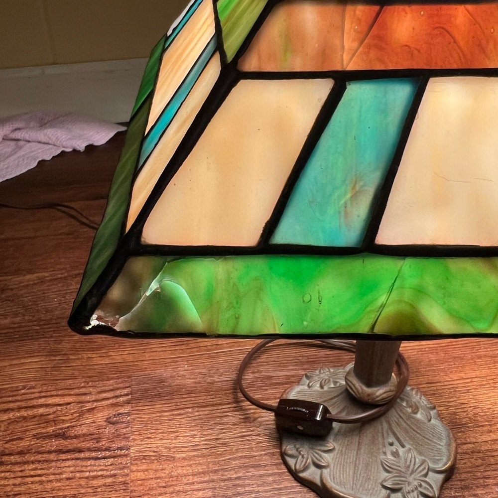 Underwriters Laboratory Vintage Small Portable Tiffany Stained Glass Lamp - Picture 7 of 14